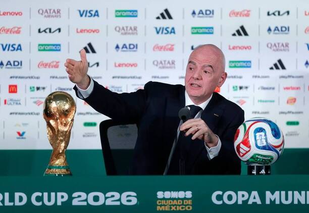 Prezident federace FIFA Gianni Infantino s trofejí pro mistra světa a oficiálním míčem MS 2026