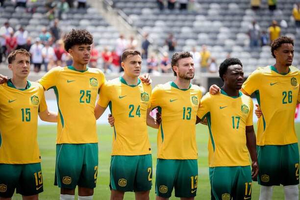 Hráči australské fotbalové reprezentace zpívají hymnu před duelem se Švýcarskem