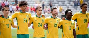 Hráči australské fotbalové reprezentace zpívají hymnu před duelem se Švýcarskem