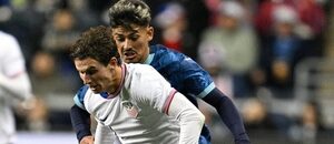 Brendan Aaronson uniká obráncům Paraguaye