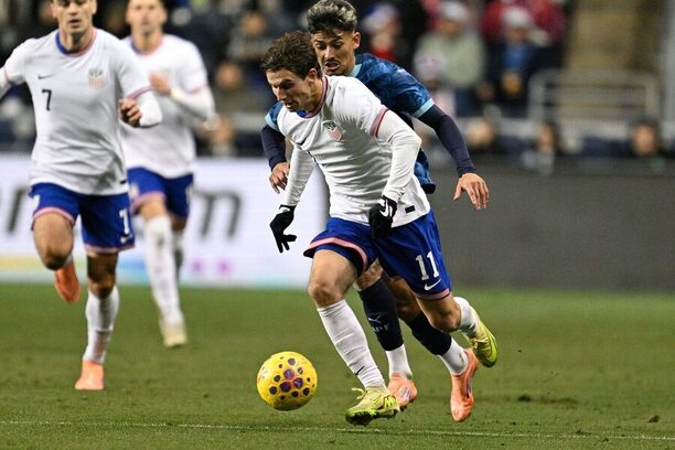 Brendan Aaronson uniká obráncům Paraguaye