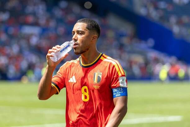 Youri Tielemans, belgický záložník, během hydratační pauzy