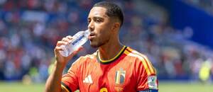 Youri Tielemans, belgický záložník, během hydratační pauzy