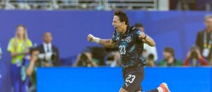 Matías Galarza v dresu Paraguaye slaví branku do sítě Turecka