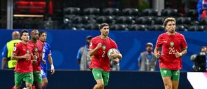 Fotbalisté Maroka se radují z gólu do sítě Haiti