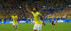 Matheus Cunha slaví gól při výhře Brazílie nad Skotskem
