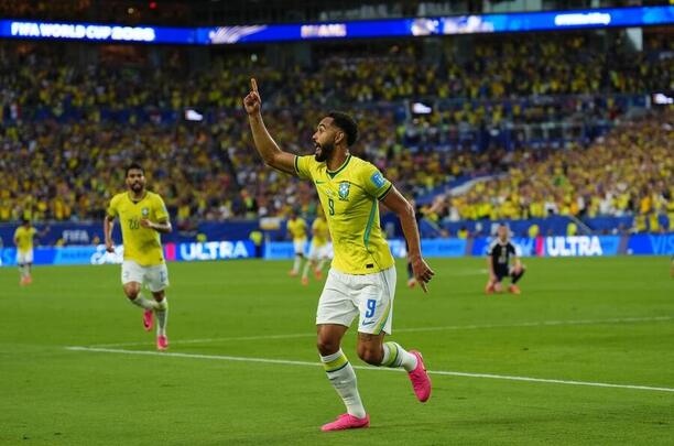 Matheus Cunha slaví gól při výhře Brazílie nad Skotskem