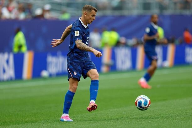 Lucas Digne během utkání s&nbsp;Irákem