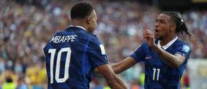 Kylian Mbappé a Michael Olise se radují z branky