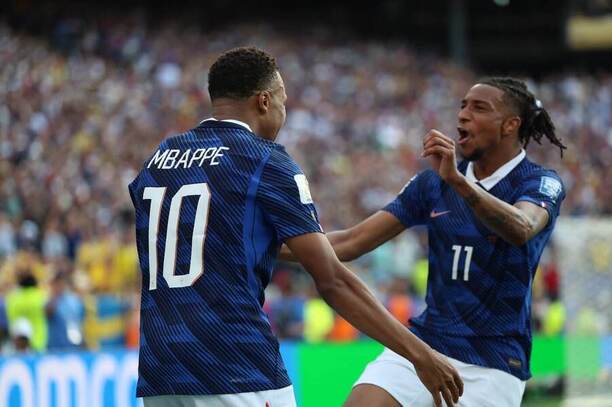 Kylian Mbappé a&nbsp;Michael Olise se radují z&nbsp;branky
