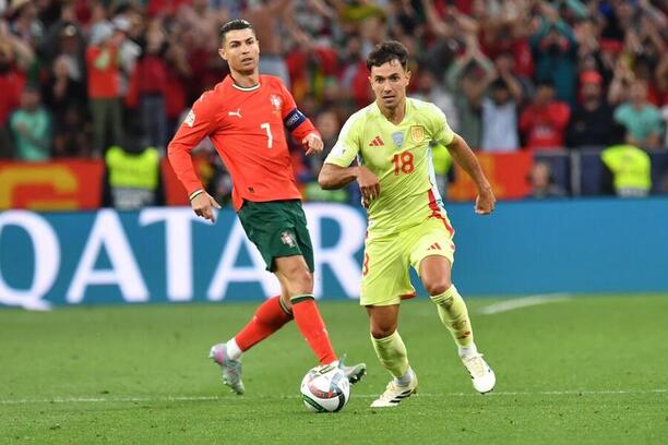 Cristiano Ronaldo v&nbsp;souboji s&nbsp;Martinem Zubimendim ve finále Ligy národů 2025