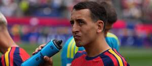 Španělský útočník Mikel Oyarzabal během hydratační pauzy v duelu proti Rakousku