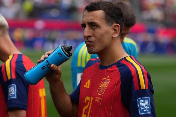 Španělský útočník Mikel Oyarzabal během hydratační pauzy v&nbsp;duelu proti Rakousku