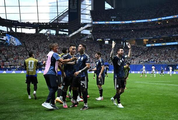 Argentina zdolala v&nbsp;semifinále Anglii 2:1