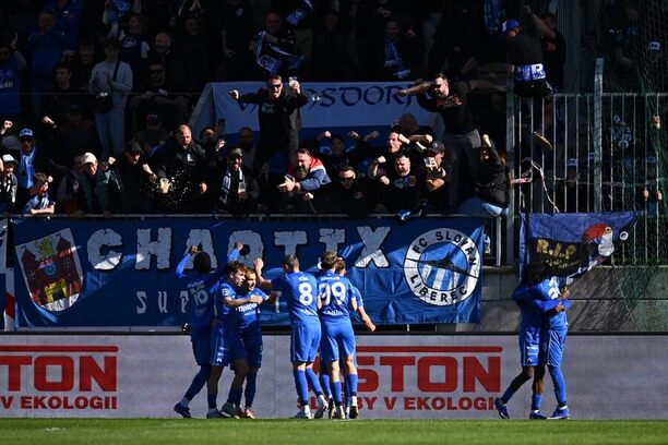 Hráči Slovanu Liberec se radují ze vstřelené branky