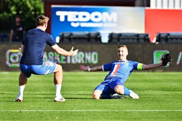 Fotbalista Michal Jeřábek z&nbsp;Artisu (vpravo) se raduje z&nbsp;branky