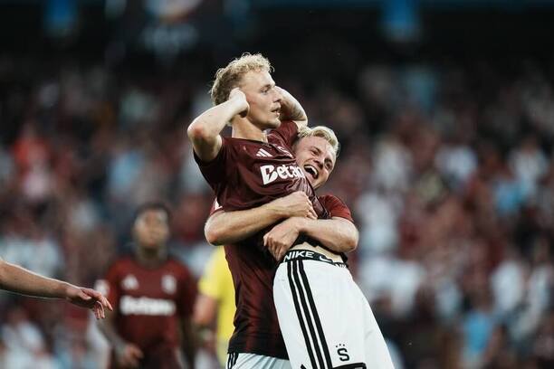 Adam Karabec a&nbsp;Jonatan Brunes slaví gól Sparty do sítě Zlína