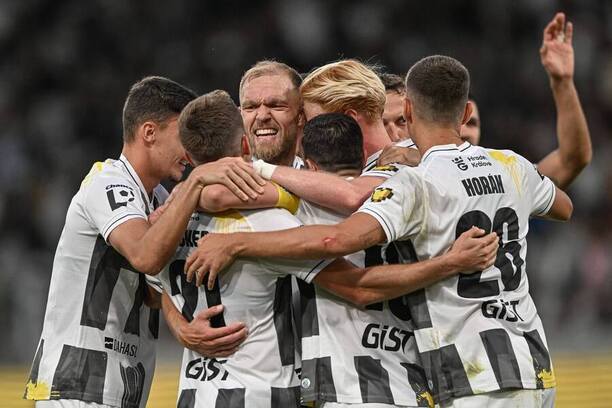 Fotbalisté Hradce Králové se radují z&nbsp;branky do sítě Pardubic