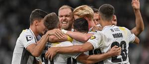 Fotbalisté Hradce Králové se radují z branky do sítě Pardubic