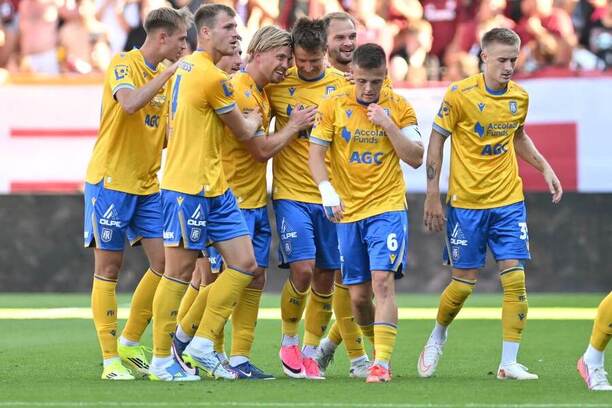 Tepličtí fotbalisté se radují z&nbsp;gólu