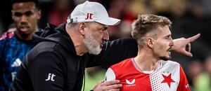 Jindřich Trpišovský dává pokyny Michalu Sadílkovi