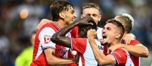 Mubarak Suleiman (Slavia) se raduje se spoluhráči z gólu v Liberci