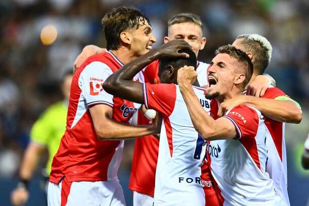 Mubarak Suleiman (Slavia) se raduje se spoluhráči z&nbsp;gólu v&nbsp;Liberci