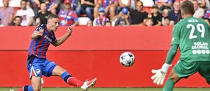 Lukáš Červ z Plzně a brankář Milan Heča ze Slovácka