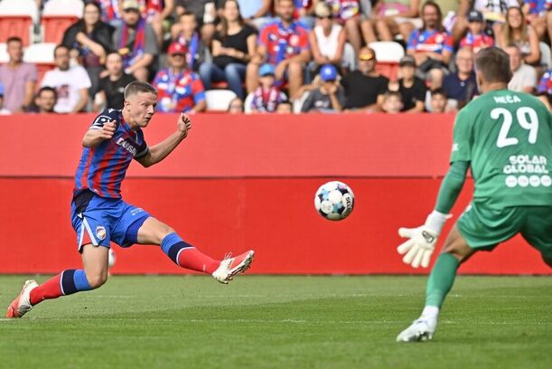 Lukáš Červ z&nbsp;Plzně a&nbsp;brankář Milan Heča ze Slovácka