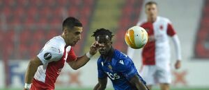 Ondřej Lingr sleduje míč v duelu proti Nice