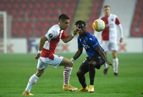 Ondřej Lingr sleduje míč v&nbsp;duelu proti Nice