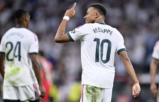 Kylian Mbappé slaví gól v&nbsp;zápase Realu Madrid s&nbsp;Rayem