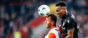 Tomáš Chorý ve vzdušném souboji se Sampsonem Dwehem