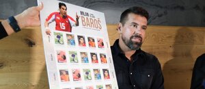 Milan Baroš představuje speciální zápasovou edici známek
