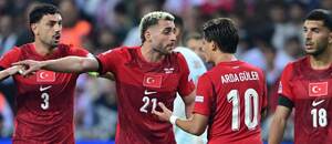 Turečtí fotbalisté Baris Alper Yilmaz and Arda Guler