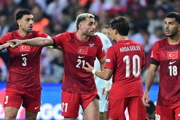 Turečtí fotbalisté Baris Alper Yilmaz and Arda Guler