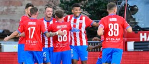 Hráči Zbrojovky Brno se radují ze vstřeleného gólu