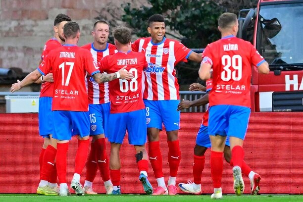 Hráči Zbrojovky Brno se radují ze vstřelného gólu