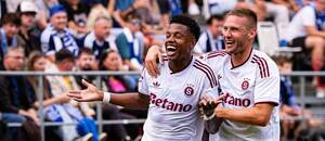 John Marcado s Pavlem Kadeřábkem se radují z branky do sítě Olomouce