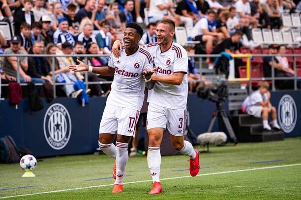 John Marcado s&nbsp;Pavlem Kadeřábkem se radují z&nbsp;branky do sítě Olomouce