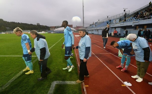 Fotbalisté Ústí zaujali minulý týden nástupem na trávník po boku důchodců