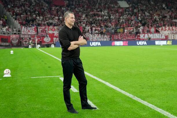 Brian Priske během utkání Sparty s&nbsp;Olympiakosem