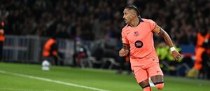 Raphinha během prohry Barcelony s PSG