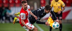 Michal Sadílek v souboji s hráčem Jablonce