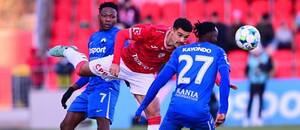 Jason Noslin (Pardubice) v souboji s Azizem Kayondem (Liberec)