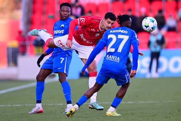 Jason Noslin (Pardubice) v&nbsp;souboji s&nbsp;Azizem Kayondem (Liberec)